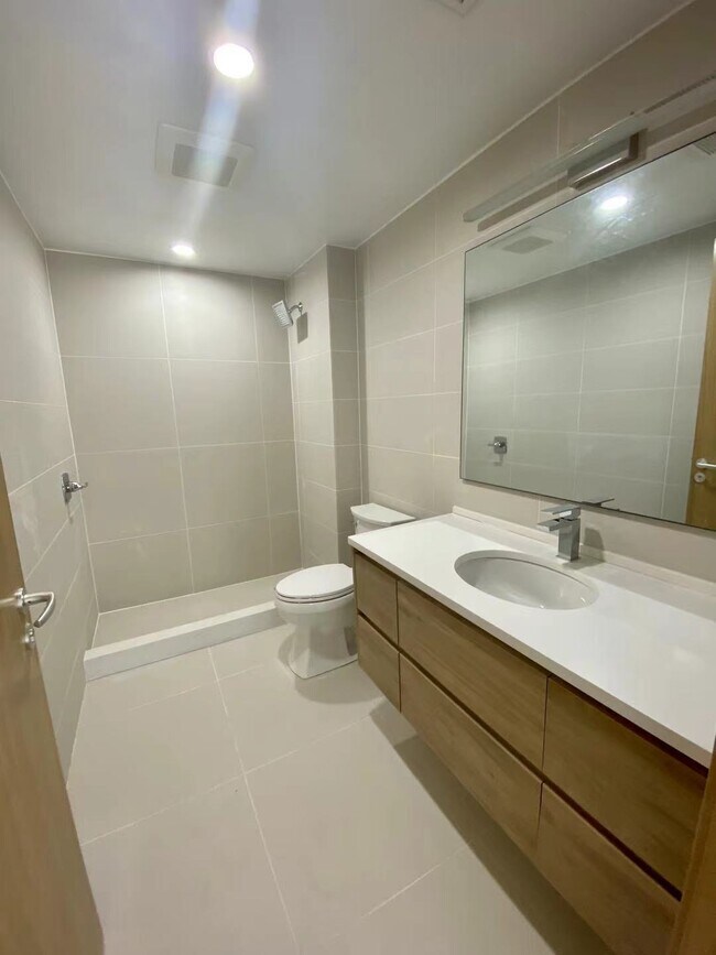 Foto del edificio - 13111 Fowler Ave