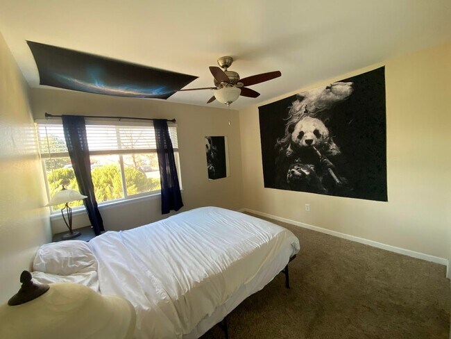 Building Photo - Large 3 bedroom, 2 bathroom peaceful condo