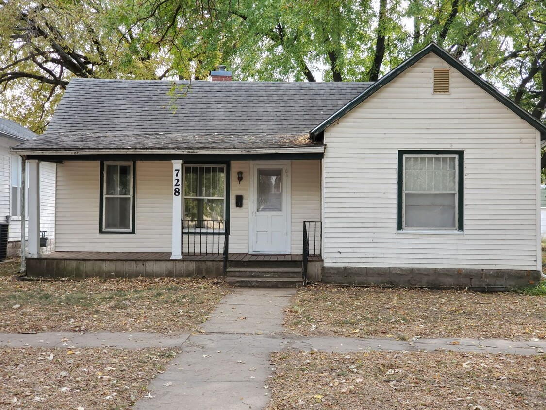 Foto principal - Cute 2 bedroom with garage & fence in back...