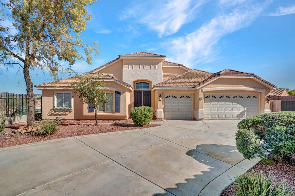 Foto principal - 4 bed, 2.5 bath single-story home in the g...