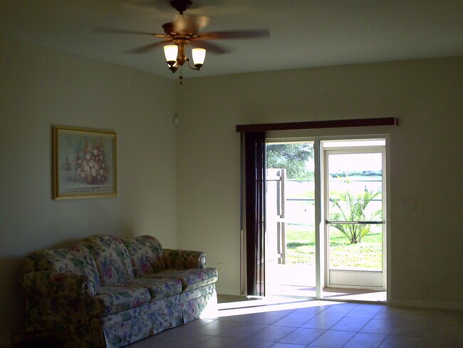 sala de estar con sofá cama y bonita vista - 7256 David Blvd