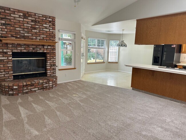 Foto del edificio - 4 bed, 2 bath home in desirable North West...