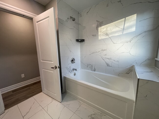 Building Photo - Stunning 2 Bed Suite With Private Deck!