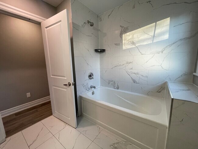 Photo du bâtiment - Stunning 2 Bed Suite With Private Deck!