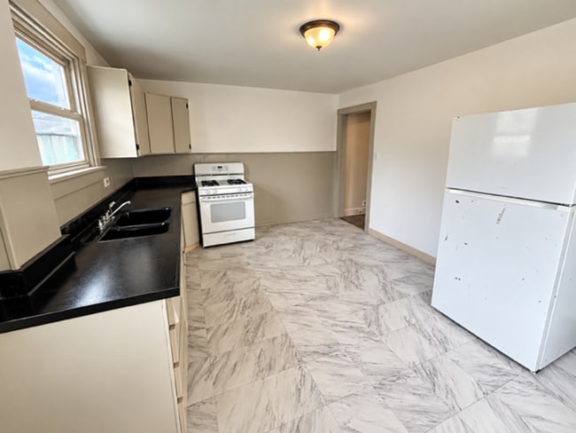 Building Photo - 616 Farnsworth Ave