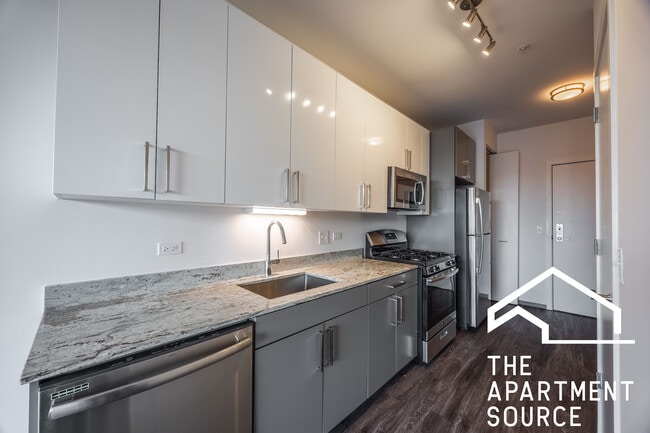 Building Photo - 2340 N California Ave