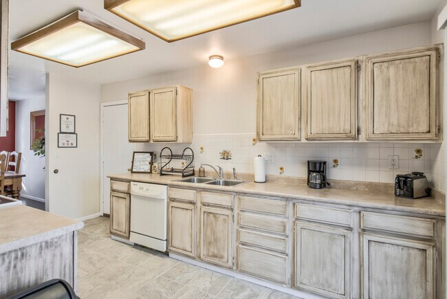 Building Photo - 5541 Country Heights Dr