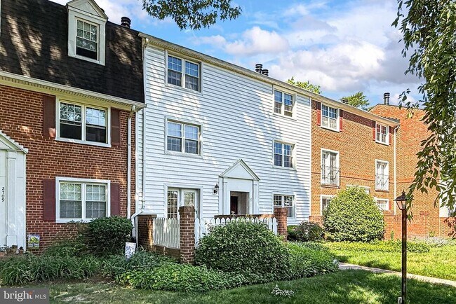Foto del edificio - 2711 S Walter Reed Dr