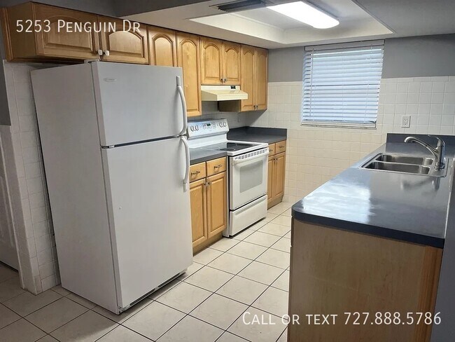 Foto del edificio - 5253 Penguin Dr