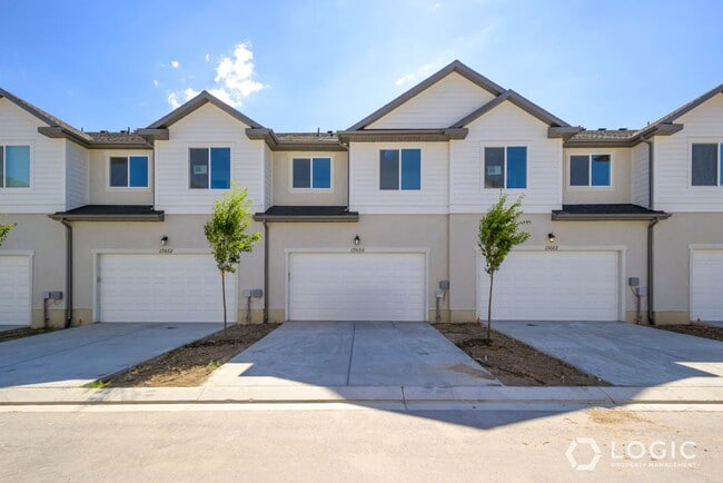 Building Photo - Brand New Beautiful Townhome in Riverton!
