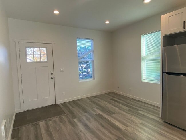 Building Photo - DT111 426 60th Tacoma Duplex