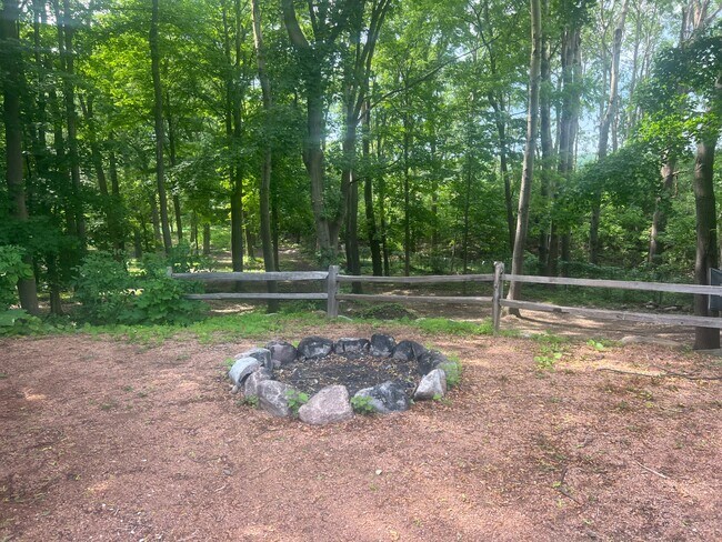 Foto del edificio - 4503 Lakeland Dr