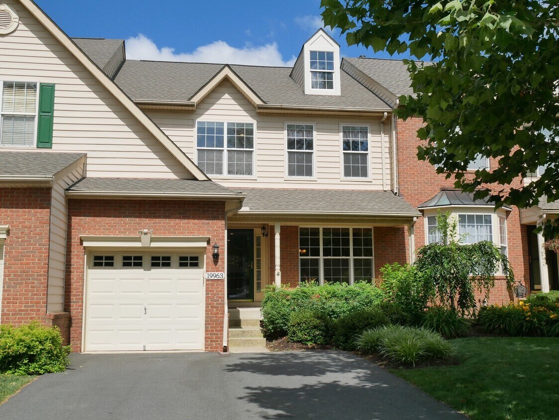 Foto principal - Gorgeous Former Model 4 Bed 2.5 Bath Townh...