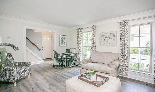 Foto del edificio - 295 Sugartown Rd