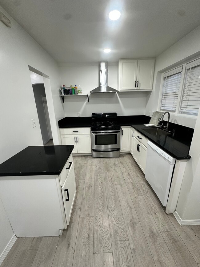 Building Photo - 556 W 92nd St