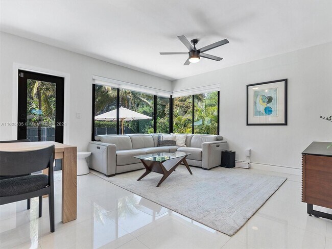 Foto del edificio - 373 NE 104th St