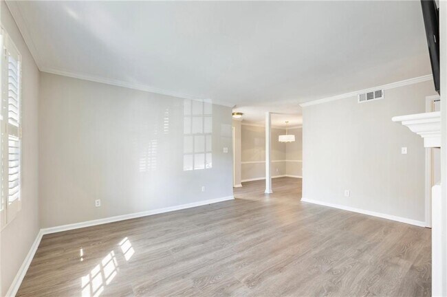 Foto del edificio - 162 Amherst Pl NW