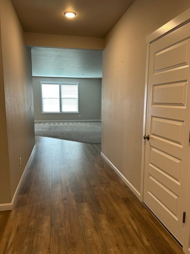 Foto del edificio - Charming 3-Bedroom, 2-Bath Home with Spaci...