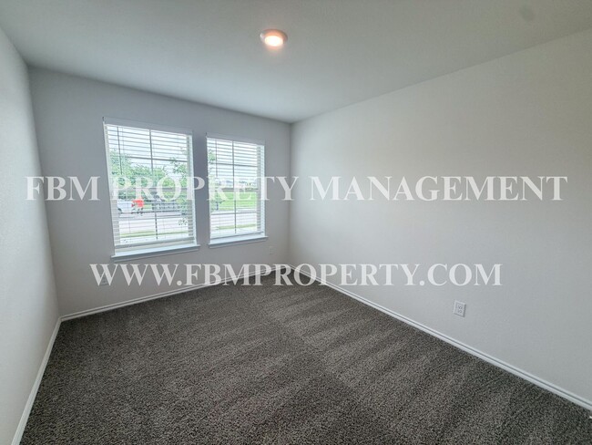 Building Photo - 329 Thoroughbred St