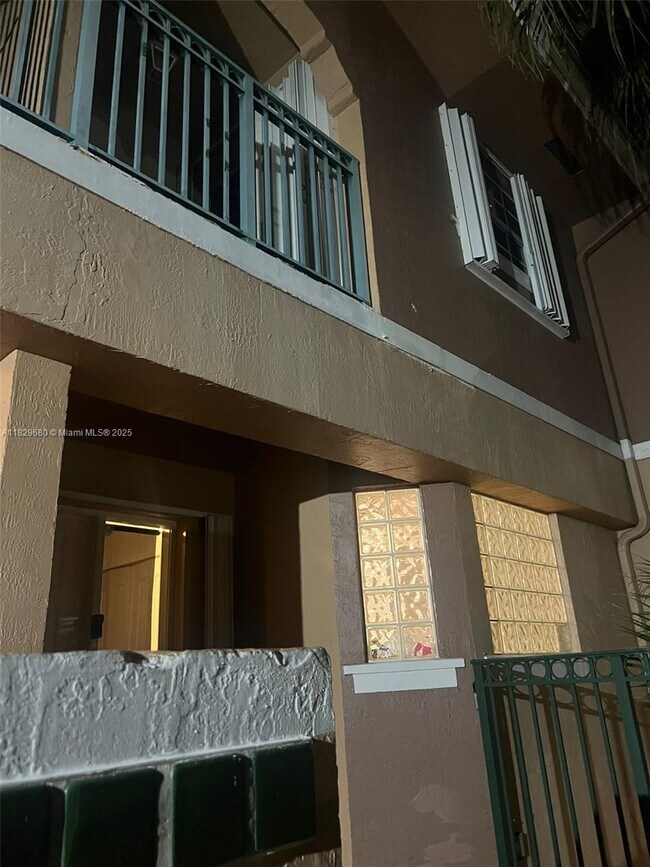 Foto del edificio - 10010 Hammocks Blvd
