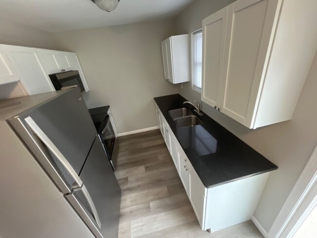 Building Photo - 301 W 7th St