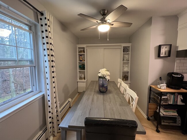 Dining area - 140 Doxbury Ln