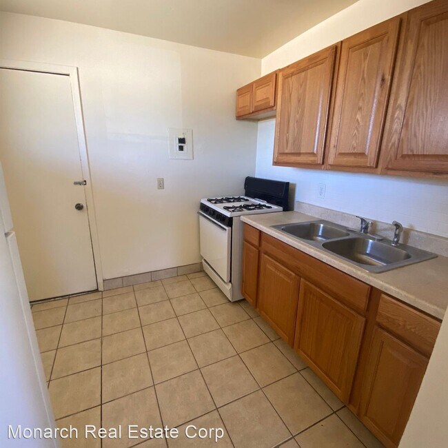 Building Photo - 1235 E Hernandez Rd