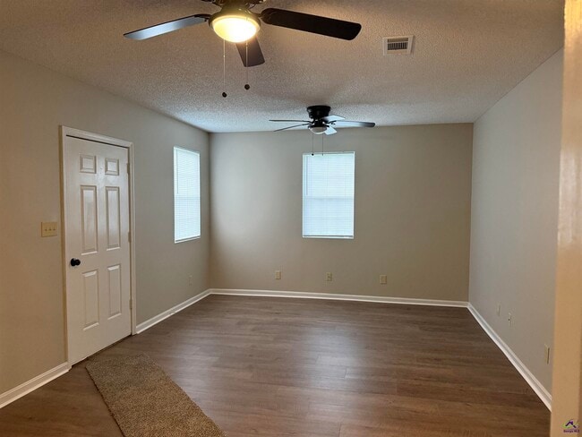Building Photo - 118 S Springs Dr
