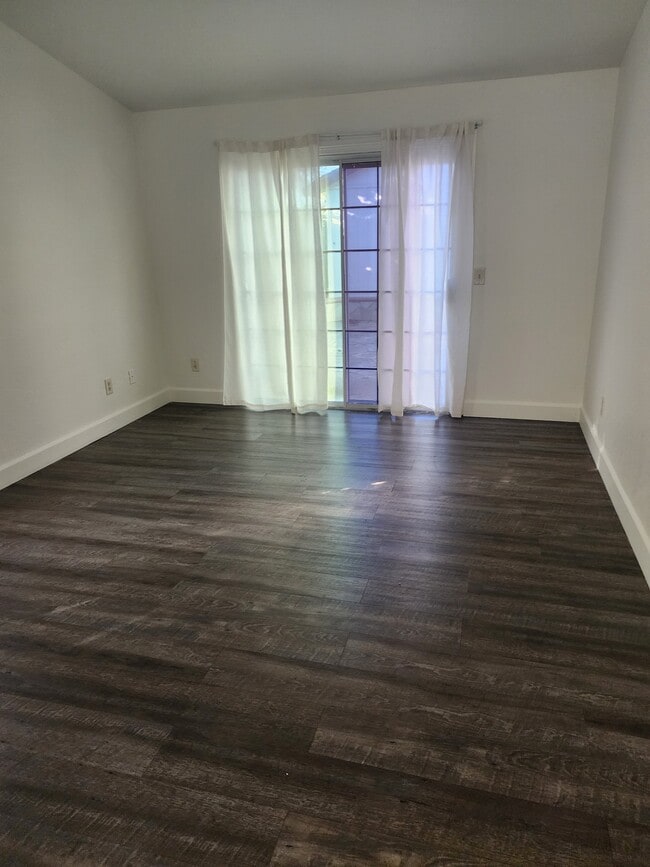 Building Photo - 1450 Busca Dr