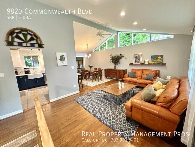 Foto del edificio - Updated Mid-Century 5 BED 3 BATH - FULLY E...