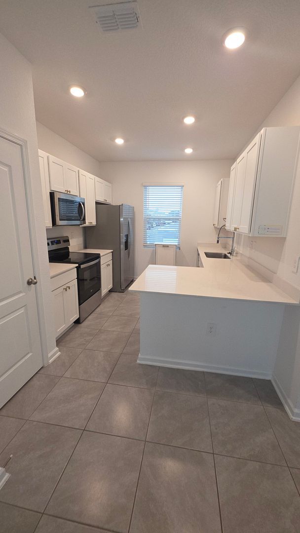 Building Photo - 3-bedroom Townhome with easy commute to Jacksonville or Downtown St Augustine