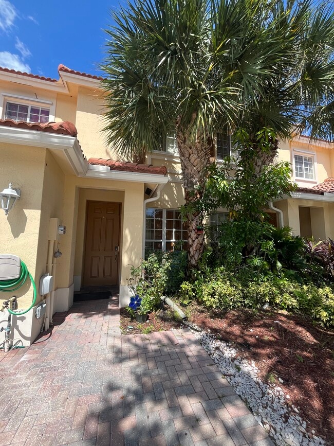 Puerta principal - 3161 NW 33rd St