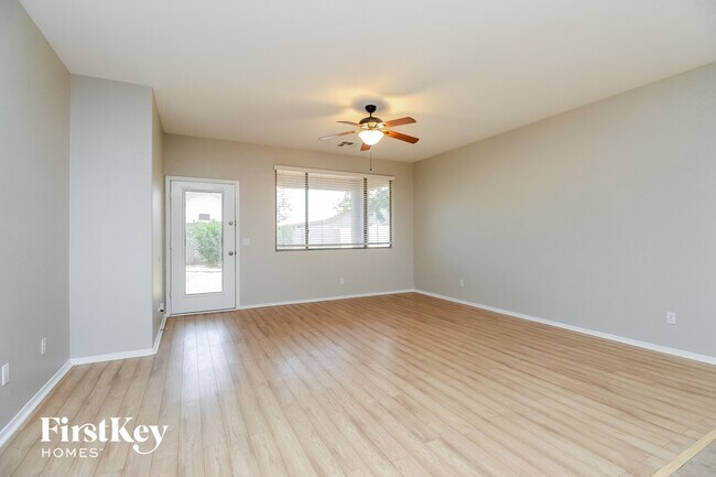 Foto del edificio - 12529 W Highland Ave