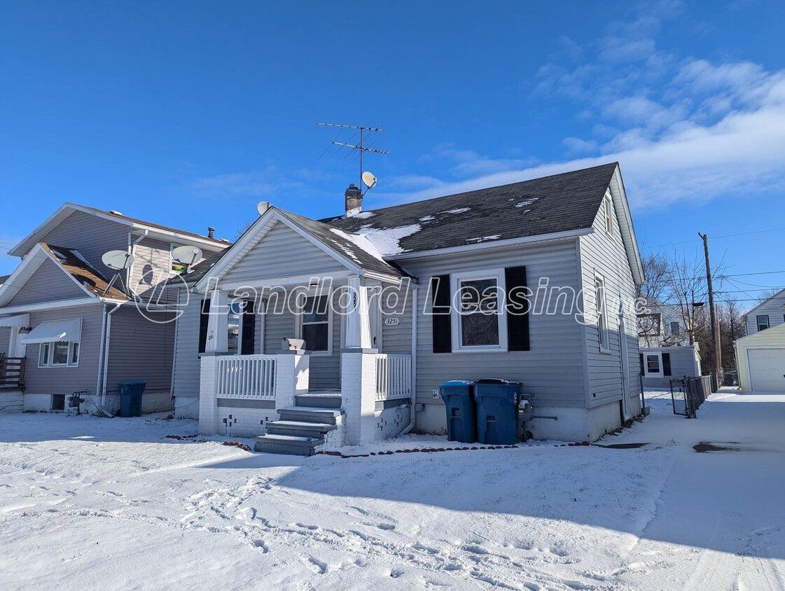 Foto principal - Nicely Updated Two-Bedroom Cape Cod with M...