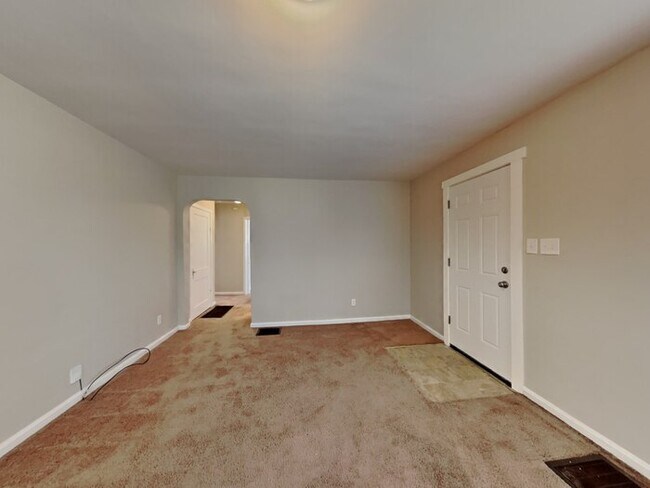 Building Photo - 3 bed 1.5 bath in Indy!