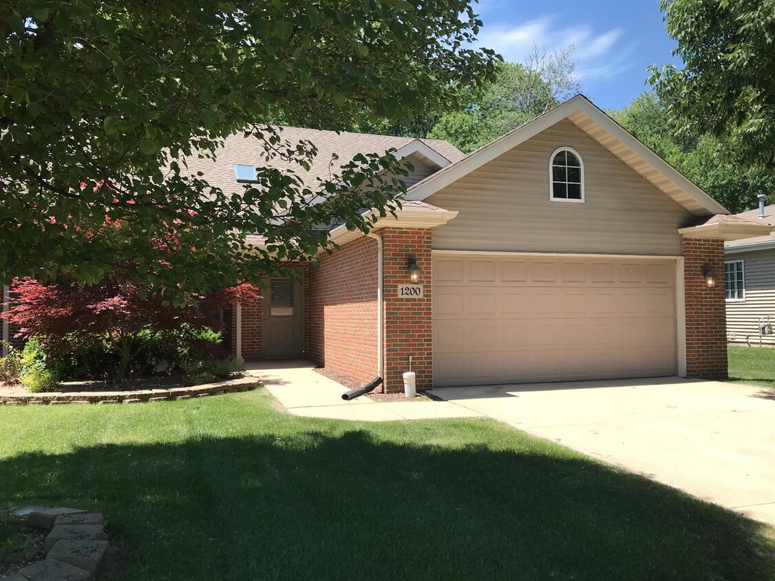 1200 Griffin Lake Ave, Chesterton, IN 46304 - Townhouse for Rent in