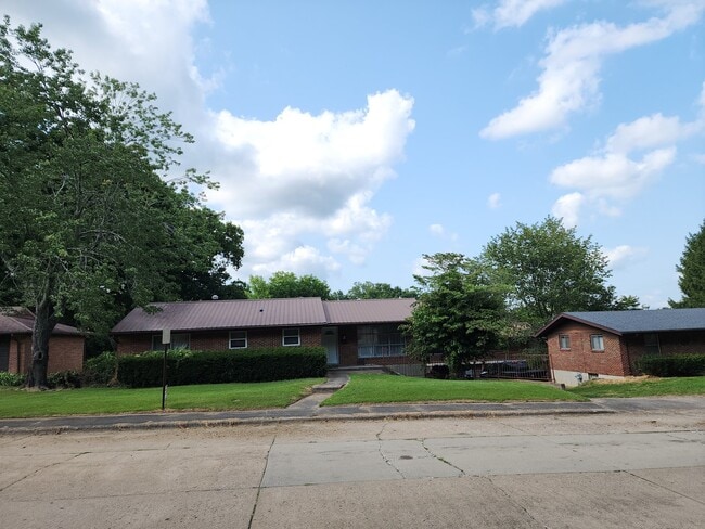 Building Photo - 720 Watkins Dr