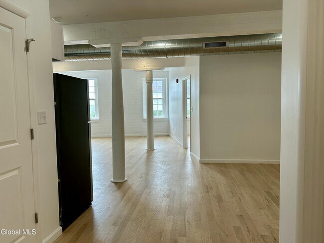 Building Photo - 155 River St