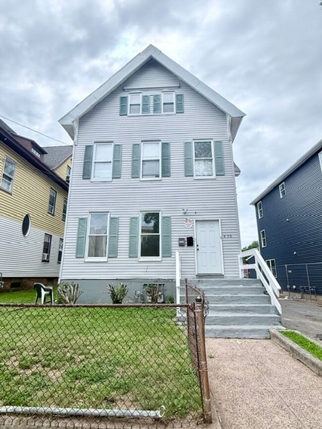 Building Photo - 630 Howard Ave