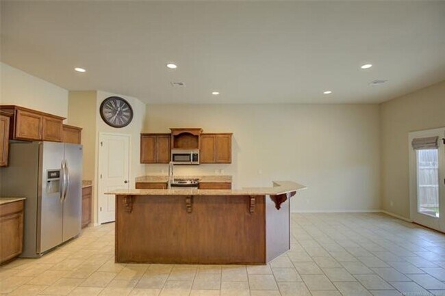 Building Photo - Spacious 4 Bed | 2 Bath | Large backyard | Bixby