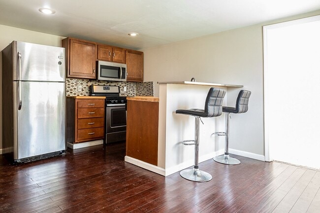 Building Photo - AVAILABLE JUNE 2026 - Beautiful, 3 Bed House with Huge Deck and Yard!