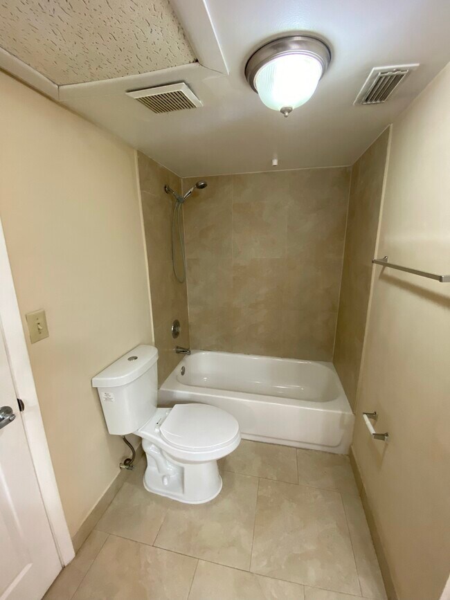 Foto del edificio - 2831 N Oakland Forest Dr