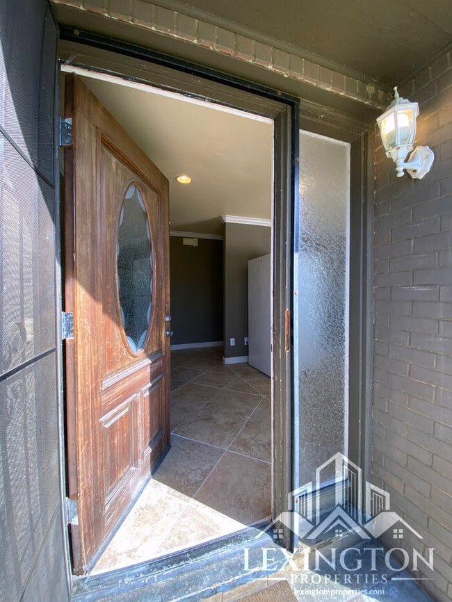 Building Photo - Exquisite, 4BD/2BA, Single-family Home in ...