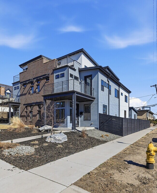 Foto del edificio - $5,740.95, $300 off the first month's rent, 4 Beds - 5 Bath, Townhouse in Denver with Office!