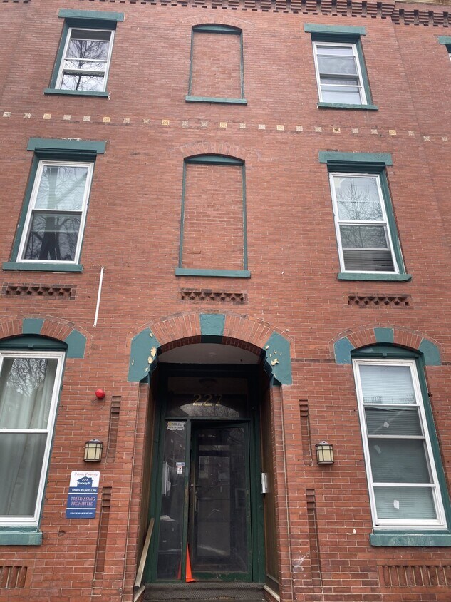 Primary Photo - 227 Roxbury St