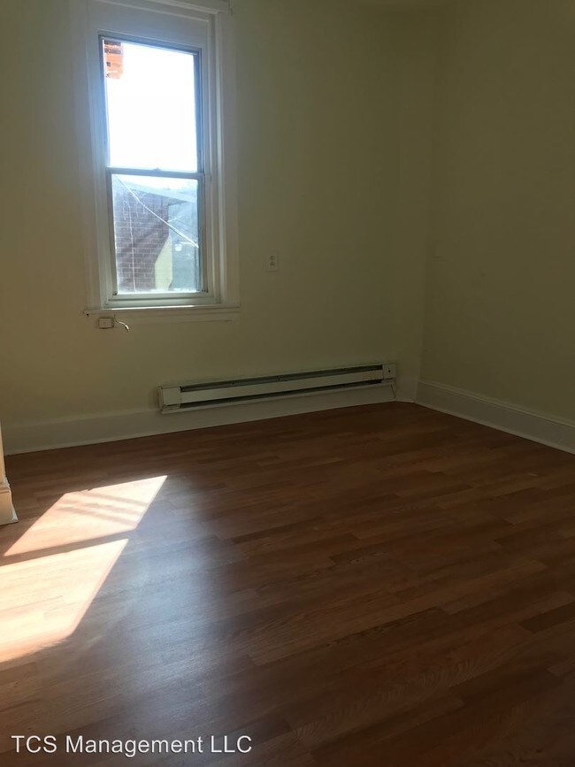 Building Photo - 2 br, 1 bath Apartment - 6906 Woodland Ave