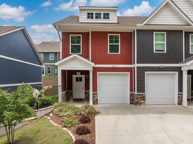 Building Photo - 3 Bed, 2.5 Bath - Avant End Unit