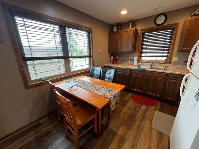 Foto del edificio - Fully Furnished Lake Home Available Sept. 15th, thru May 15th