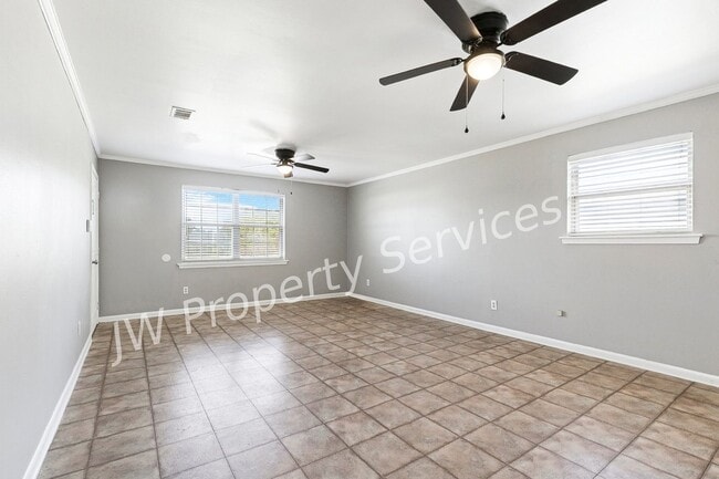 Building Photo - 2203-2203 Octavia Dr