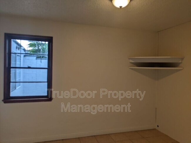 Foto del edificio - 8622 Lampson Ave